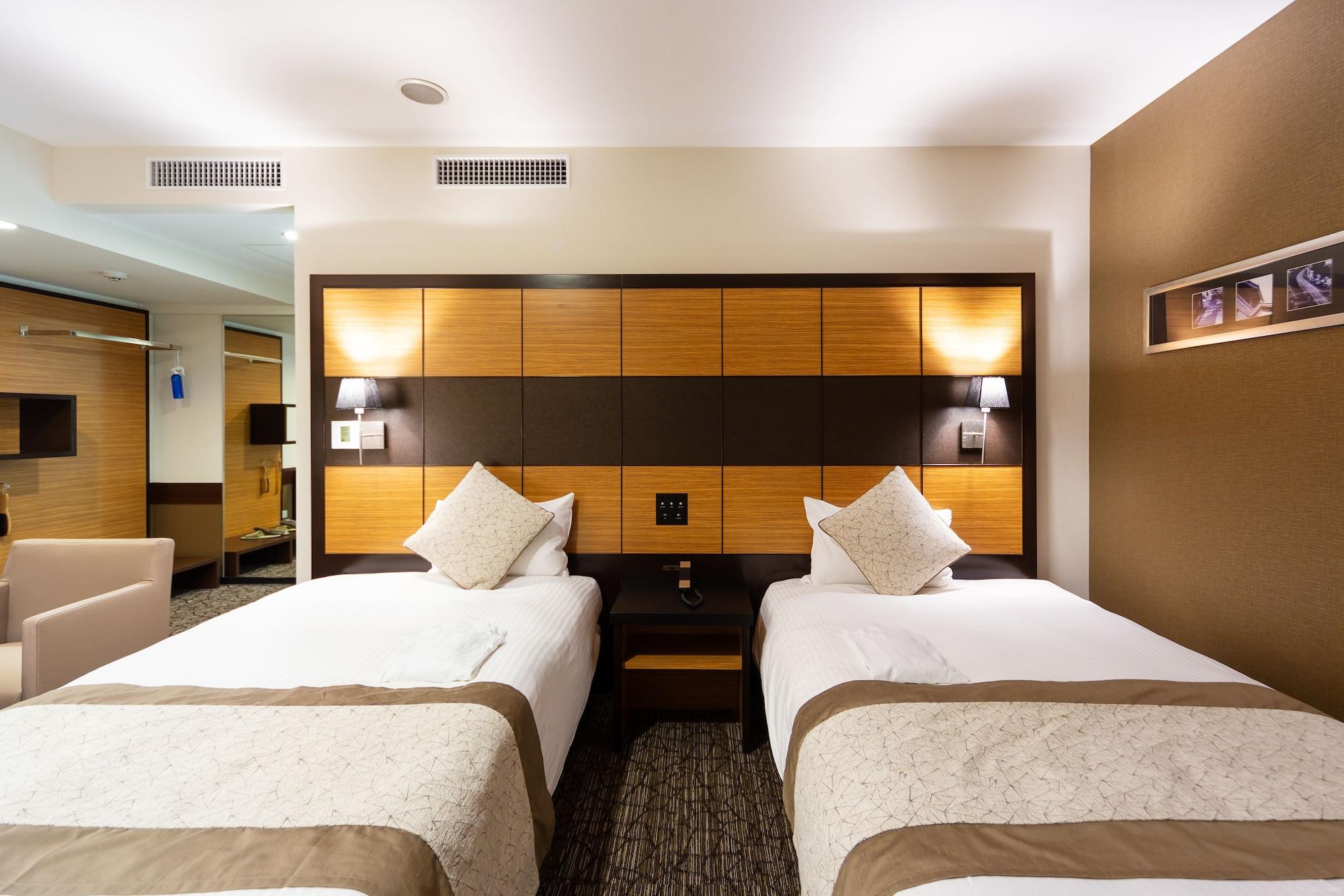 Wing International Premium Yotsuya Hotel 3*