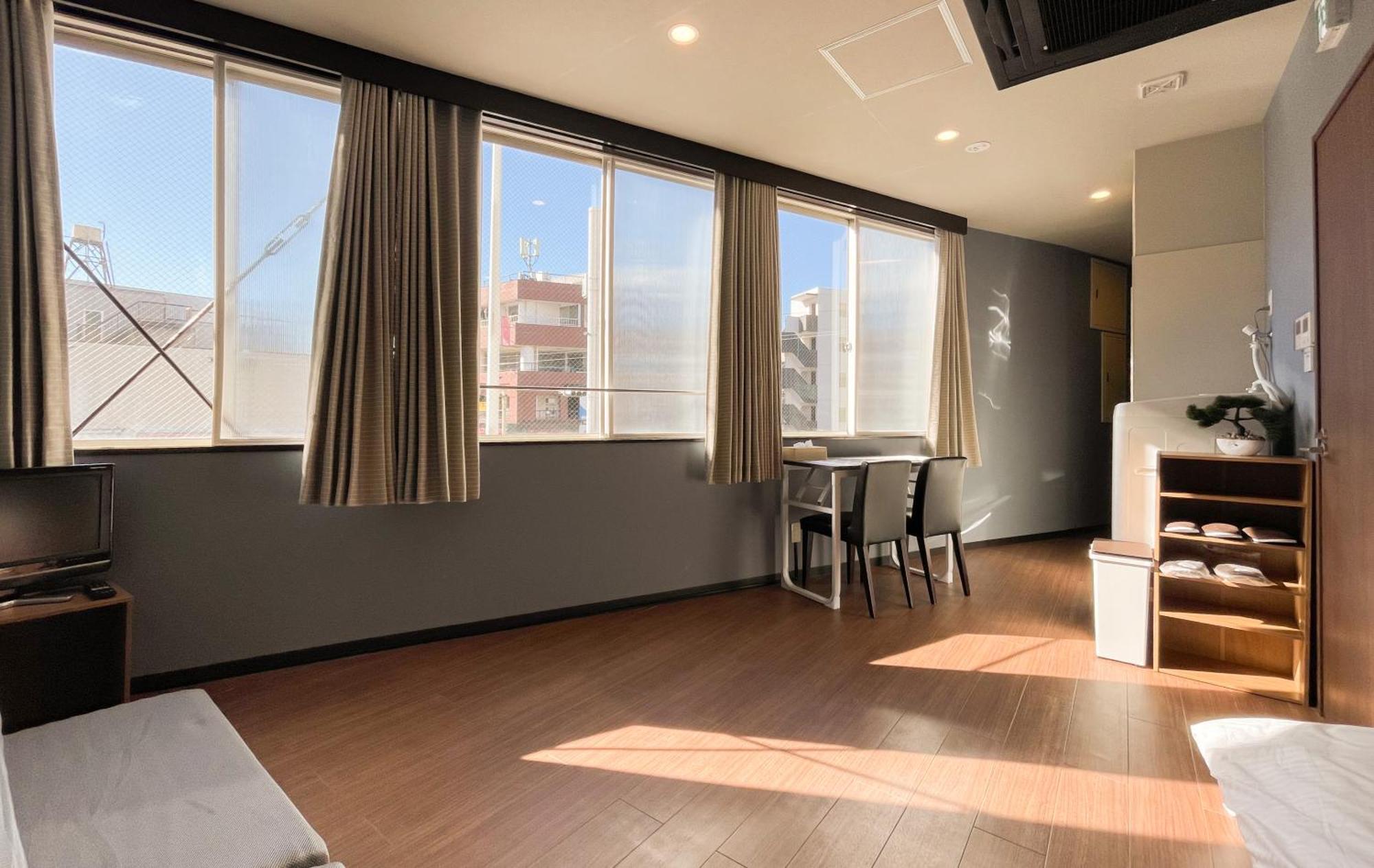 Tomi 2f Hotel *