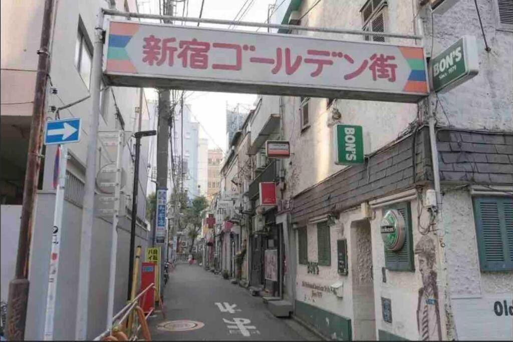 新宿中心地歌舞伎町紧邻伊势丹电器城免费wi-fi。 *