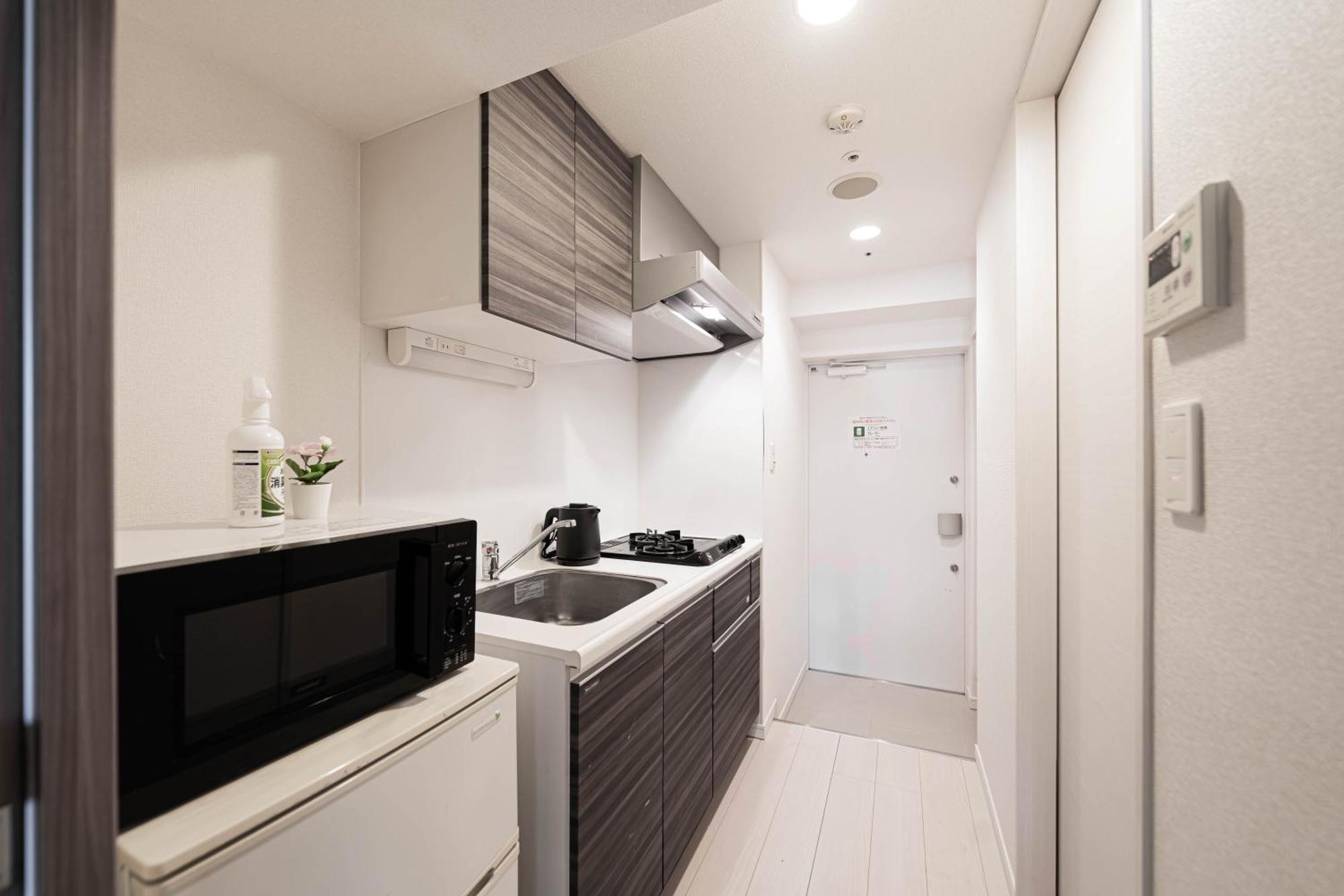 Shinjuku Center High-rise Building Welcomes Couples, Friends And Families