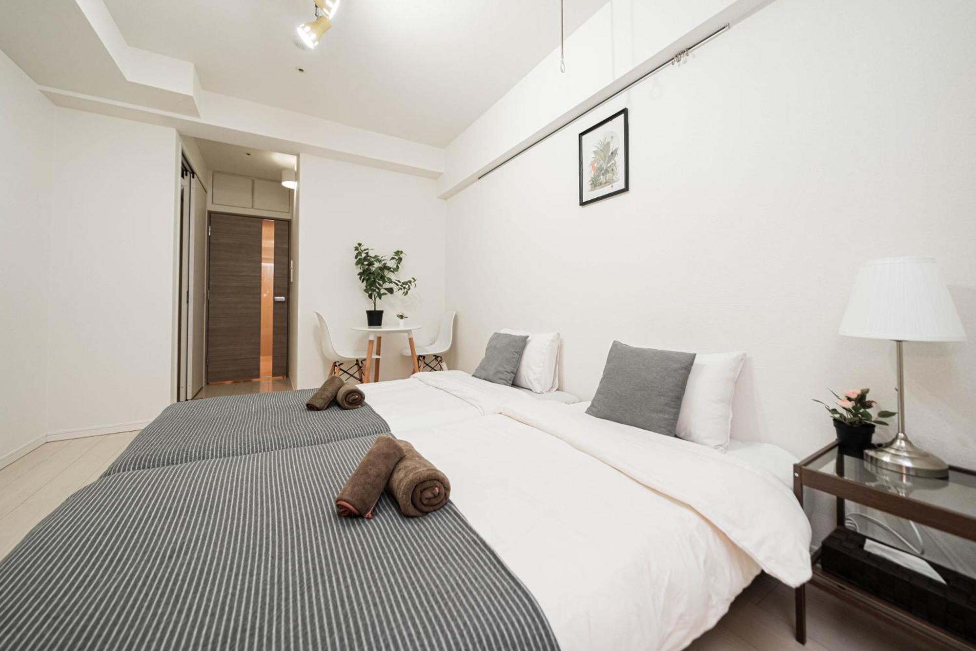 Shinjuku Center High-rise Building Welcomes Couples, Friends And Families Apartment