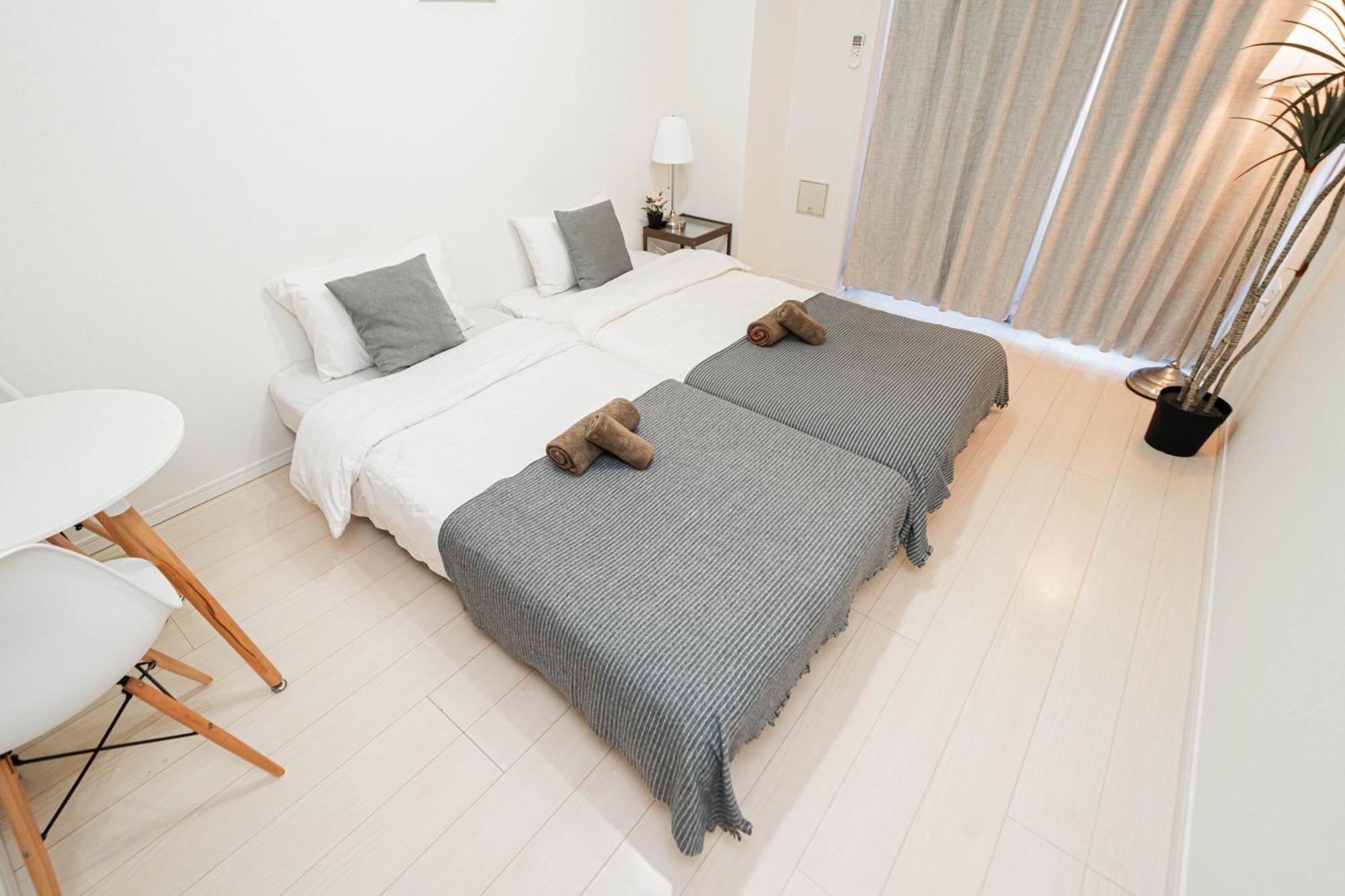 Shinjuku Center High-rise Building Welcomes Couples, Friends And Families *