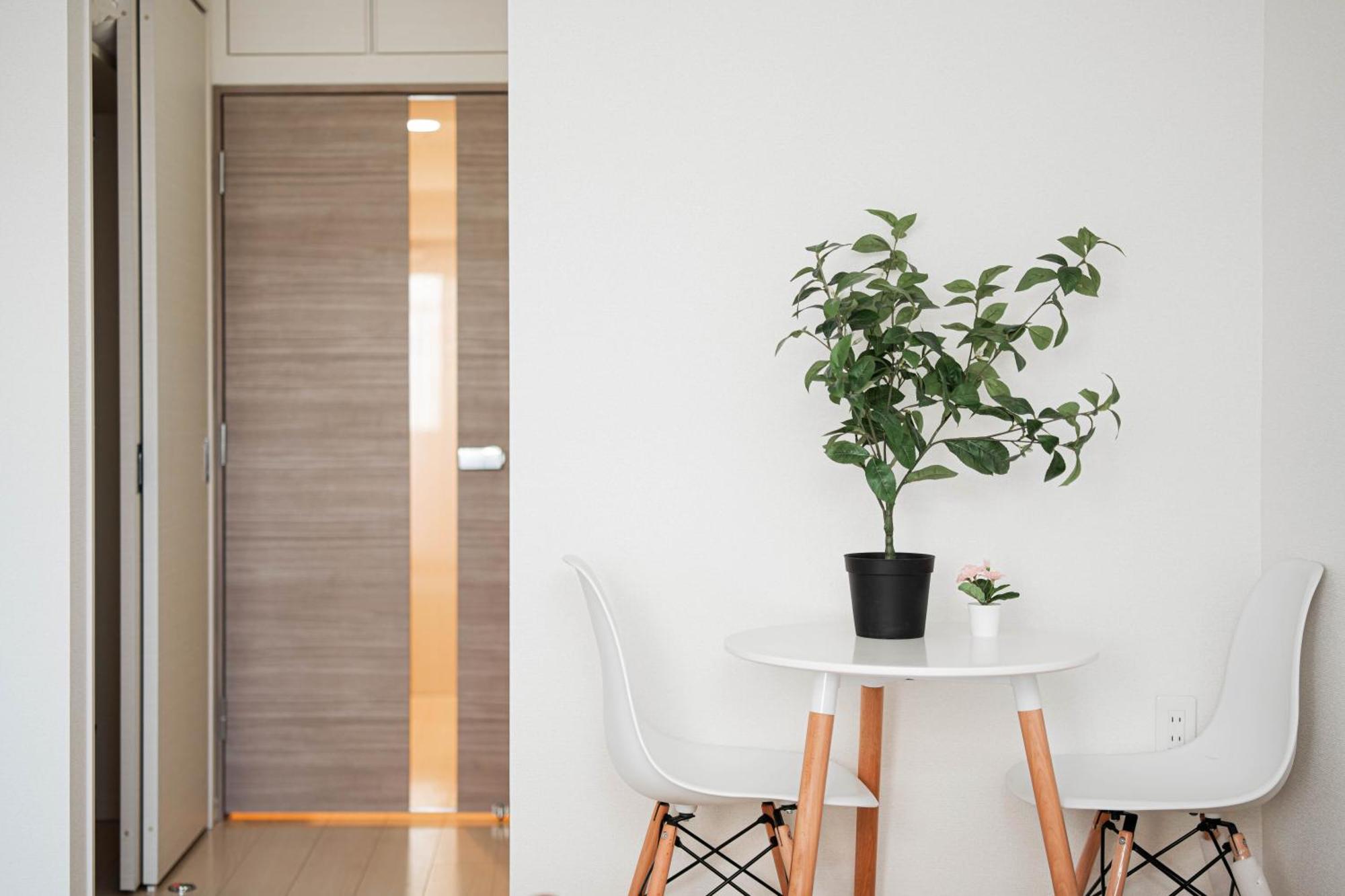 Shinjuku Center High-rise Building Welcomes Couples, Friends And Families