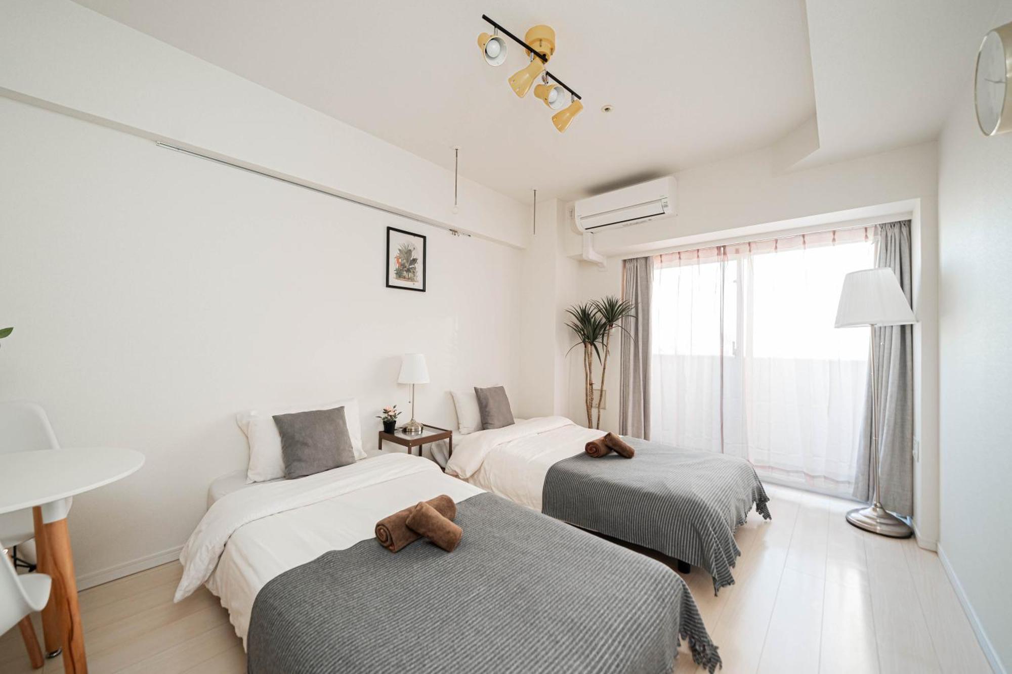 Shinjuku Center High-rise Building Welcomes Couples, Friends And Families Tokyo