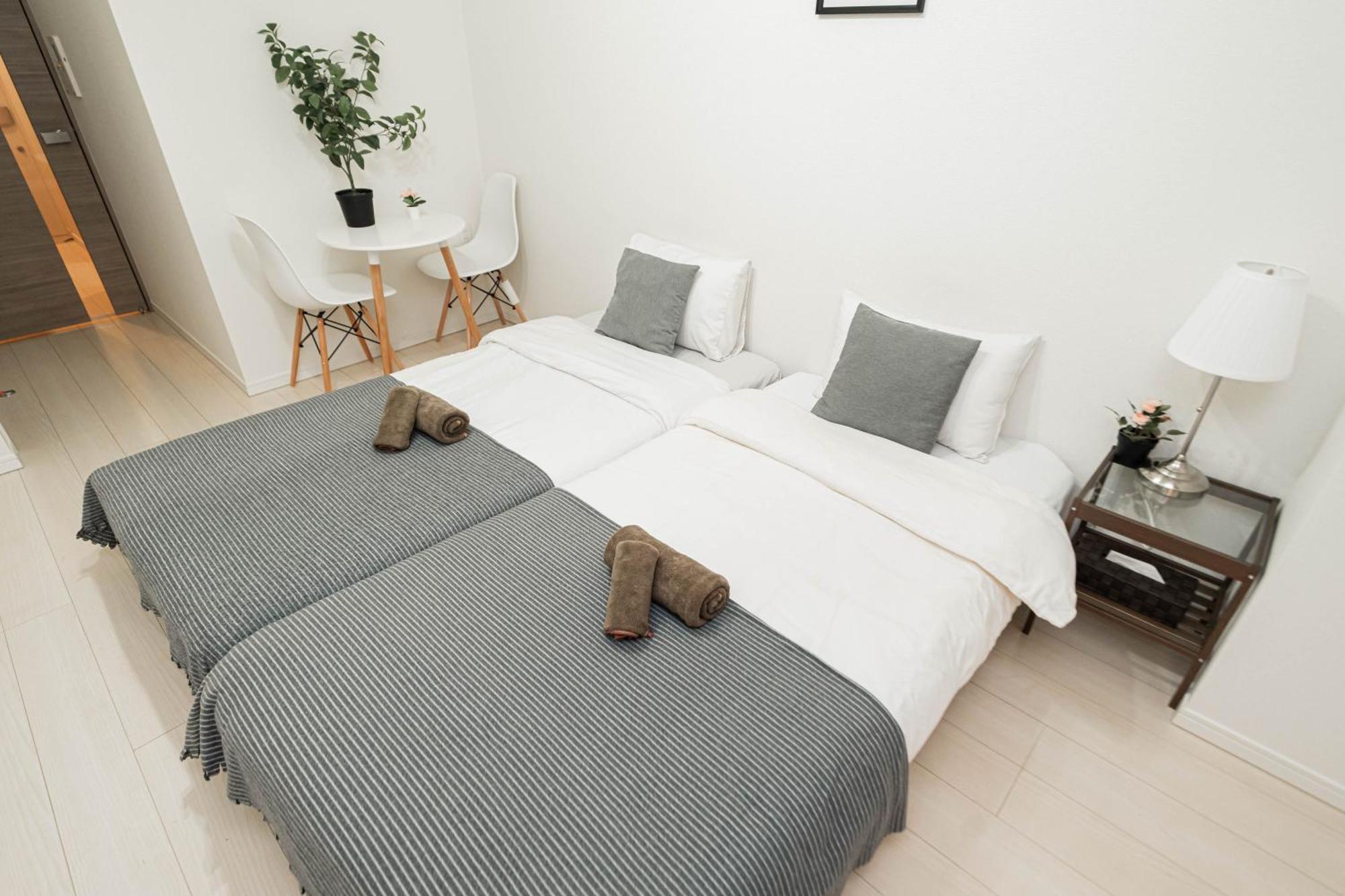 Shinjuku Center High-rise Building Welcomes Couples, Friends And Families