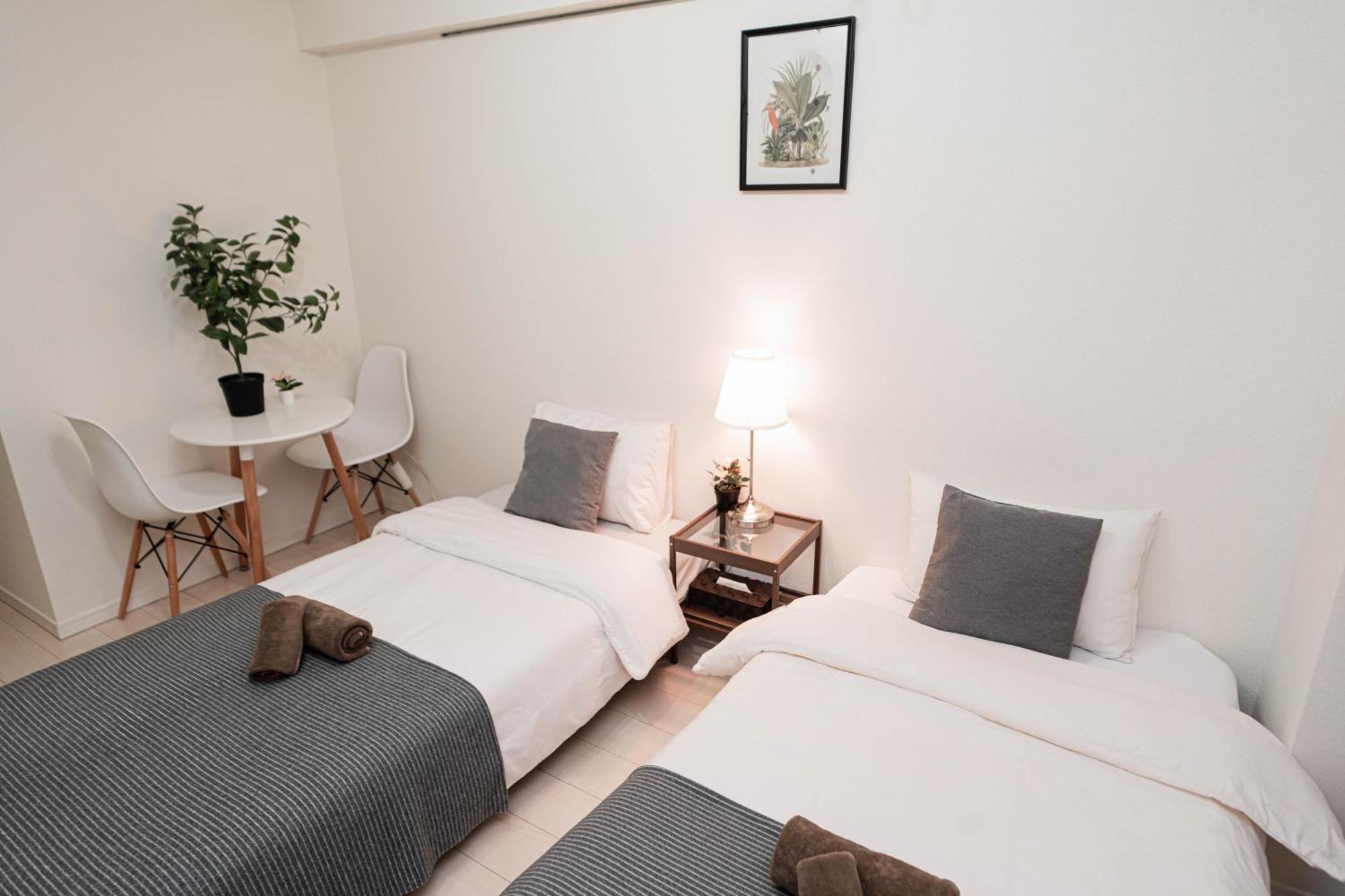 Shinjuku Center High-rise Building Welcomes Couples, Friends And Families Apartment
