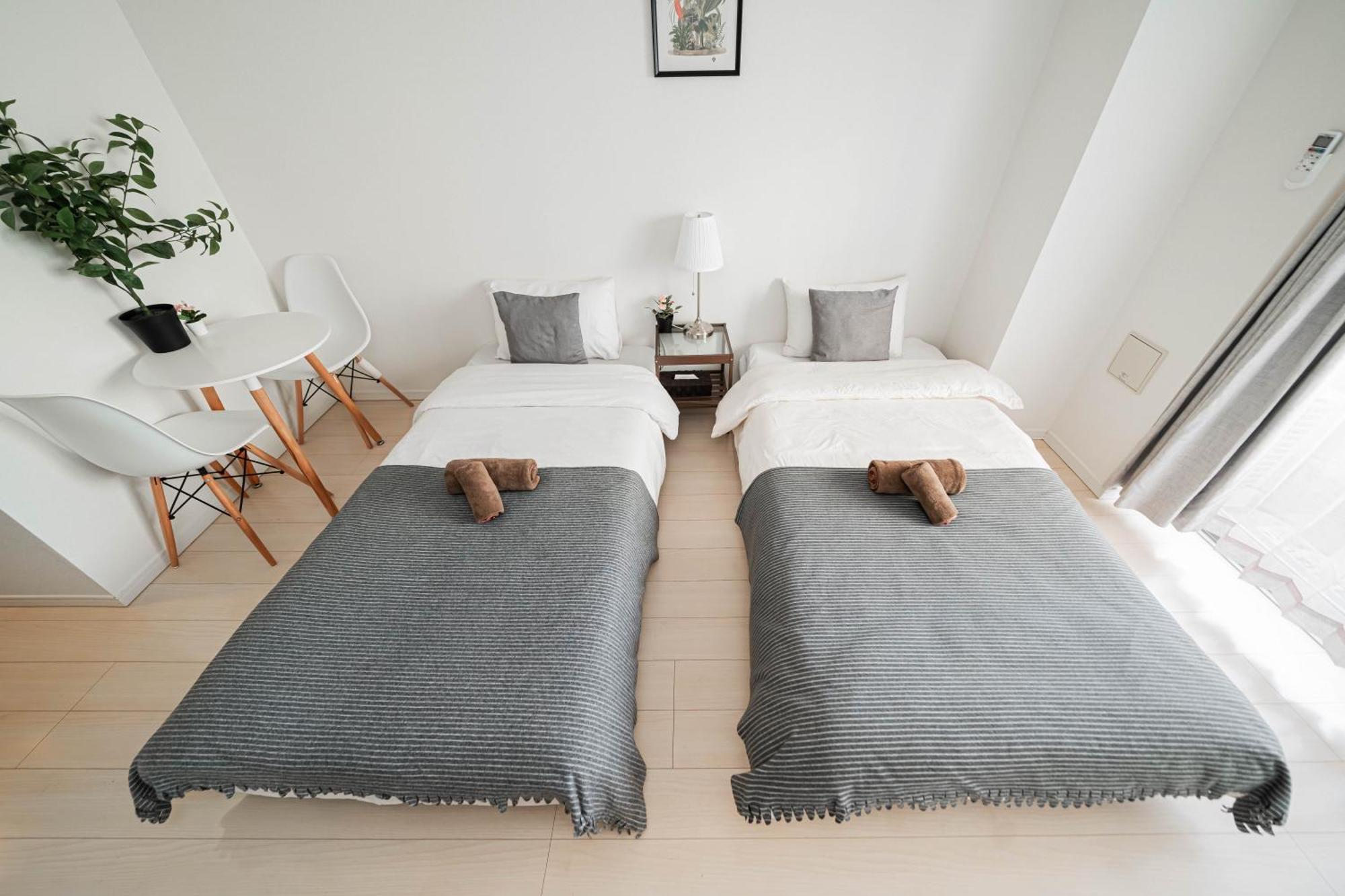 Shinjuku Center High-rise Building Welcomes Couples, Friends And Families Apartment Tokyo