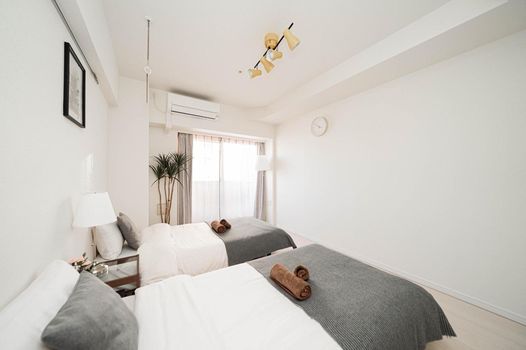 Shinjuku Center High-rise Building Welcomes Couples, Friends And Families * Tokyo