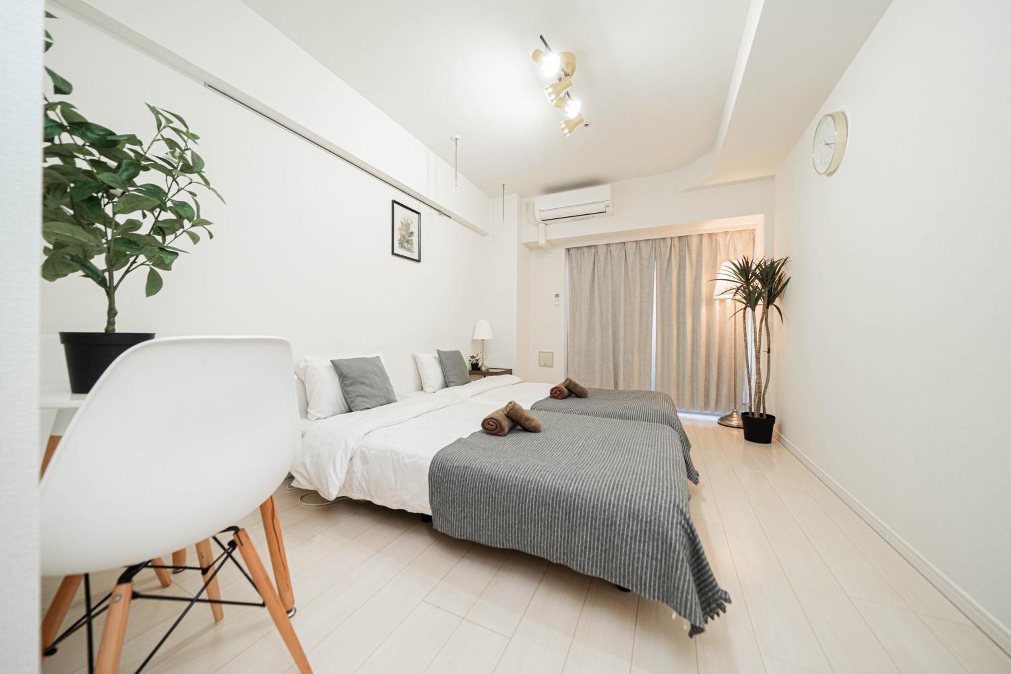 Shinjuku Center High-rise Building Welcomes Couples, Friends And Families * Tokyo