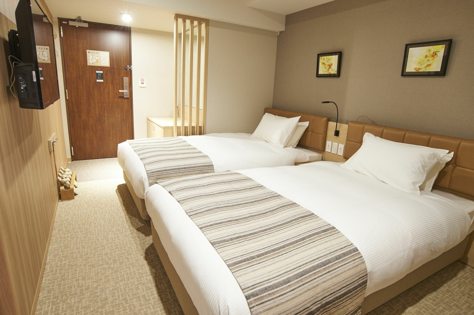 Quintessahotel Tokyohaneda Comic&books Hotel