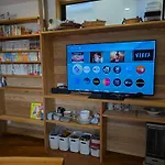 木と漆喰のモダンな部屋