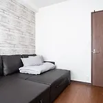 3ベッドルームとリビング 4部屋全て個室 混まない2つのシャワールームとトイレ 東新宿駅2分8名
