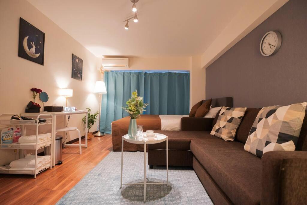 新宿歌舞伎町new Design Apartment！駅3分钟！最大5人可！無料モバイルwi-fi！ Apartment