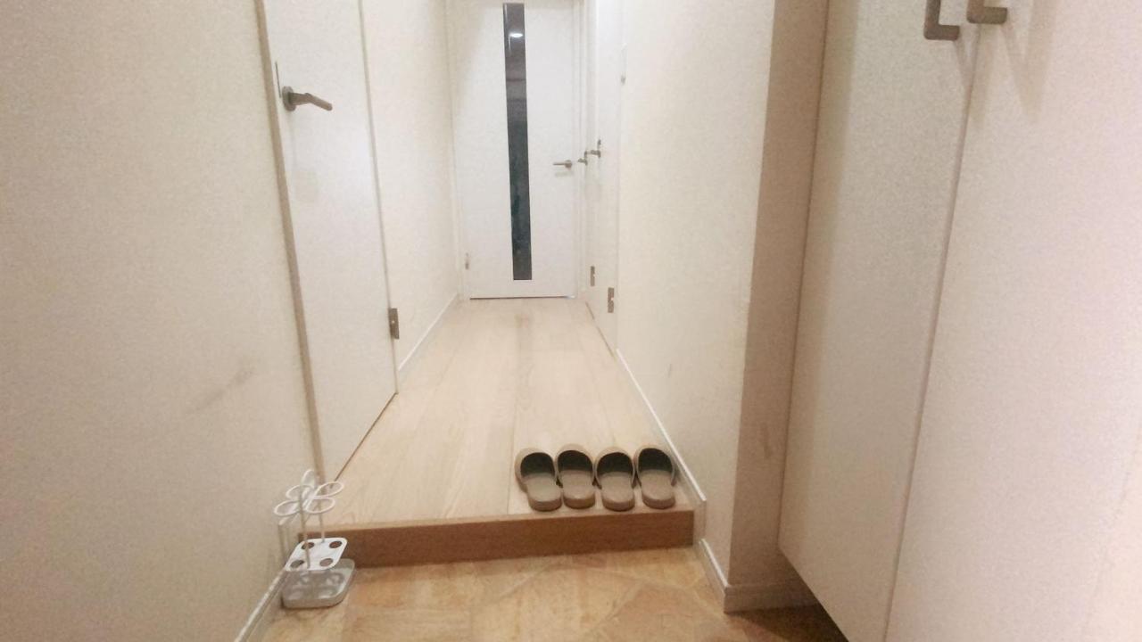 Chic And Contemporary Trendy In The Heart Of The Dyoyy Apartment Tokyo