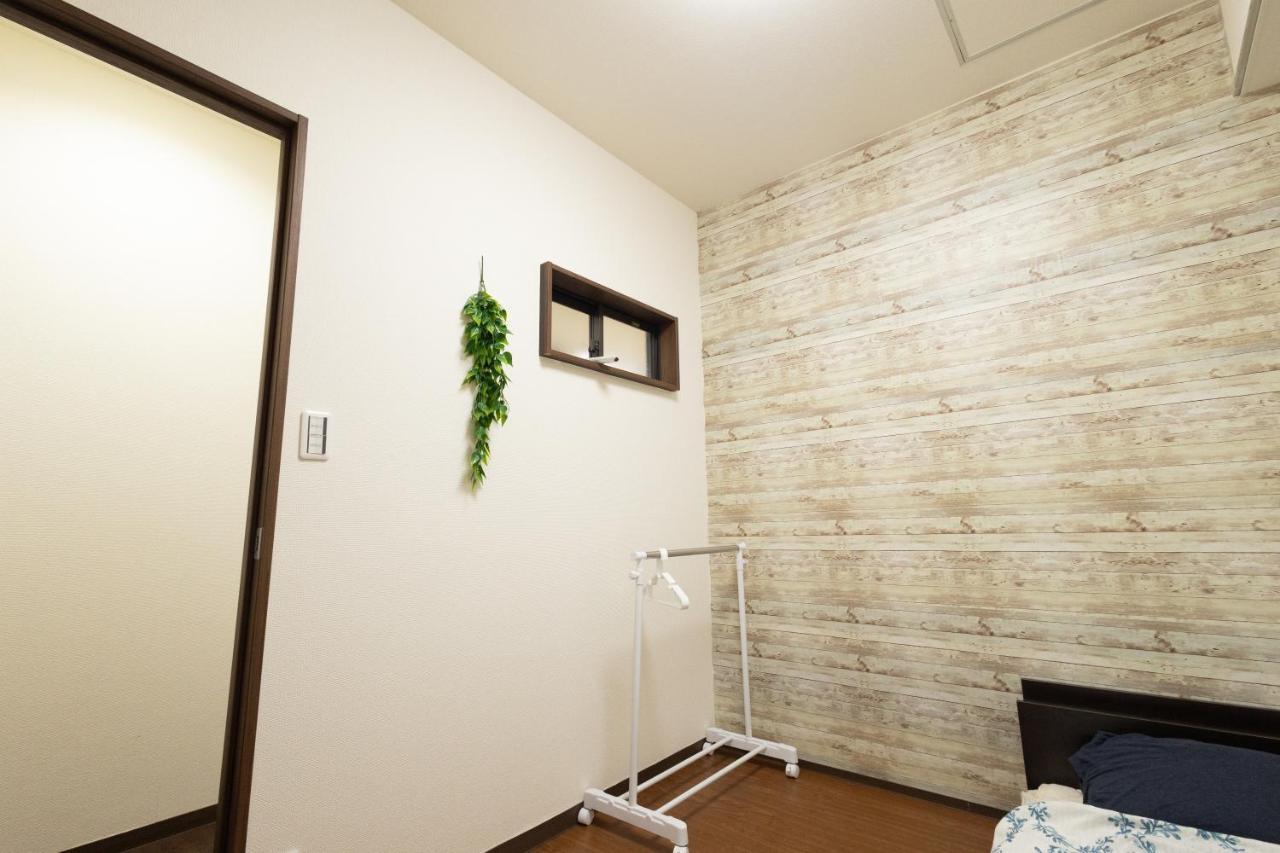 East Shinjuku Triplex: 3-bedroom With Shared Shower *