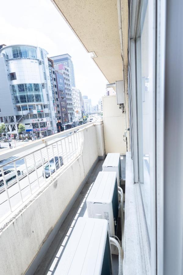 East Shinjuku Triplex: 3-bedroom With Shared Shower Apartment *