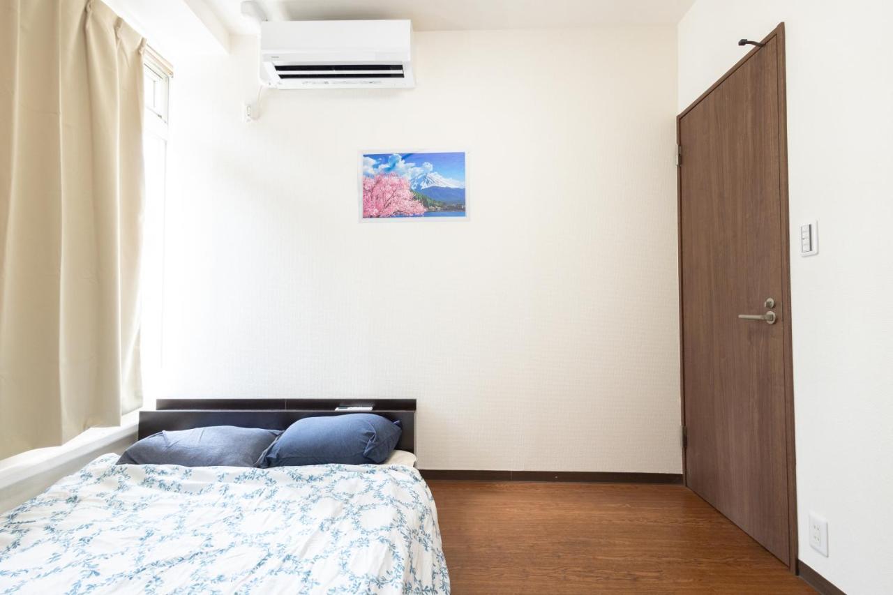 East Shinjuku Triplex: 3-bedroom With Shared Shower * Tokyo