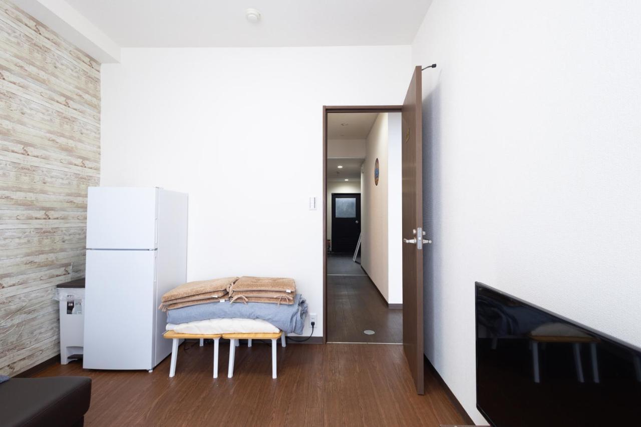 East Shinjuku Triplex: 3-bedroom With Shared Shower