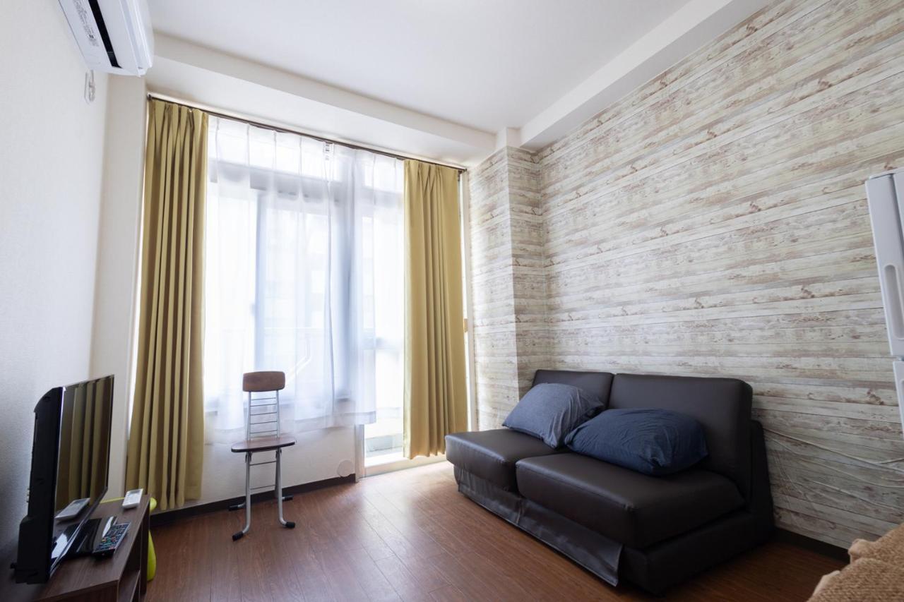 East Shinjuku Triplex: 3-bedroom With Shared Shower Apartment *