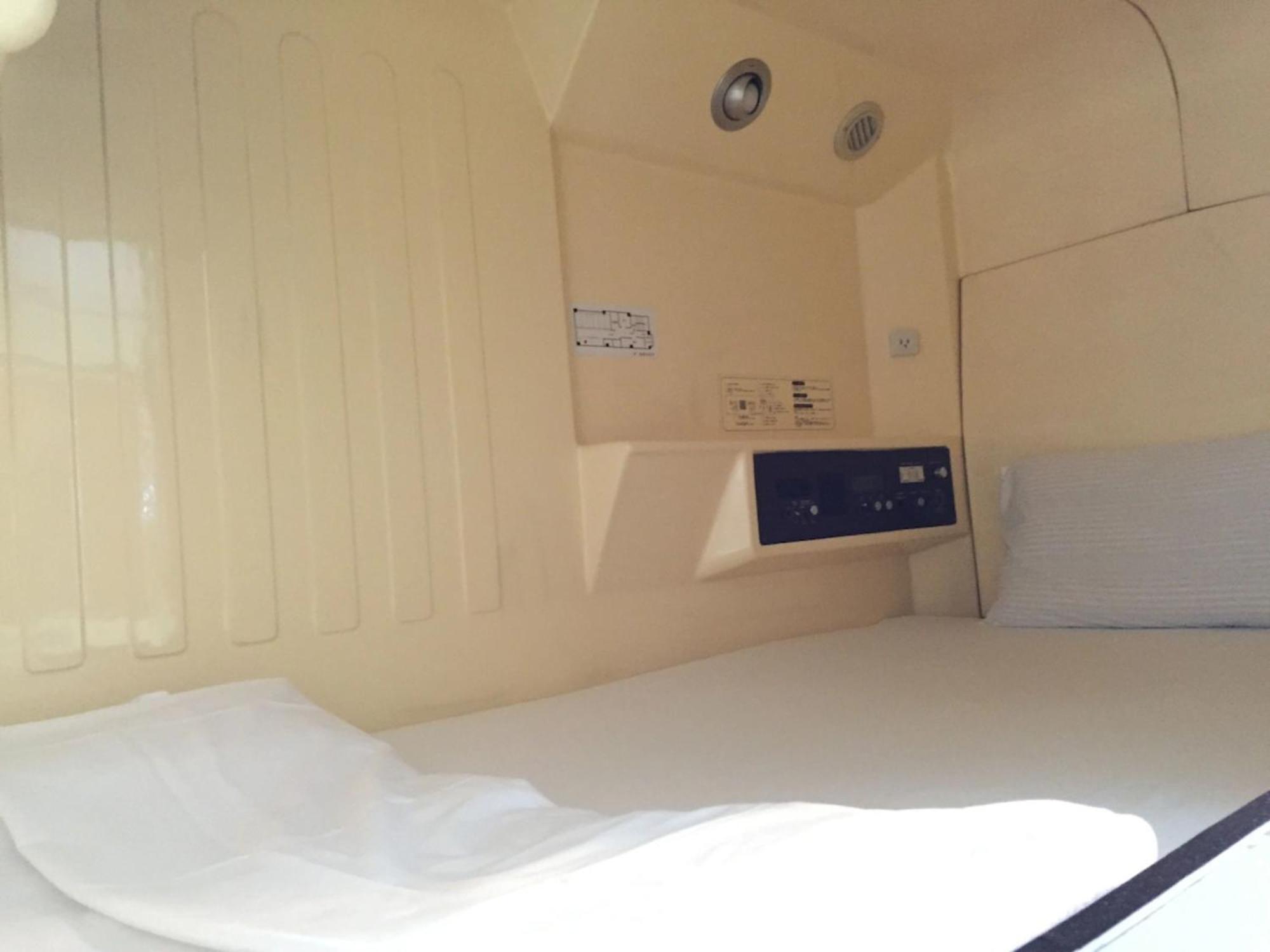 Male Only Capsule Hamamatsucho - Vacation 68799v