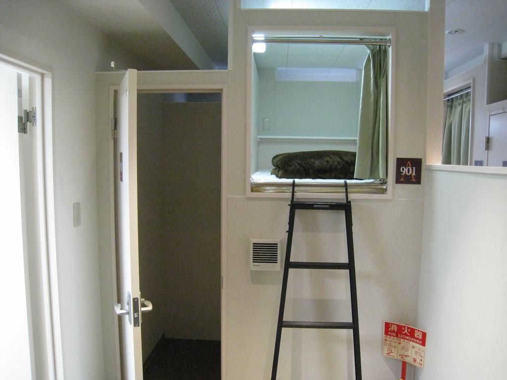 1 Night 1980 Asakusa Simple Capsule hotel