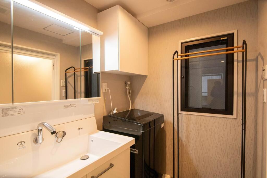 Apartment 浅草禅心居201室 浅草駅徒歩15分 2024年4月ニューオープン 43平米丸貸し切り ダブルベット2台と畳敷き布団2組 家庭式用品設備完備 *