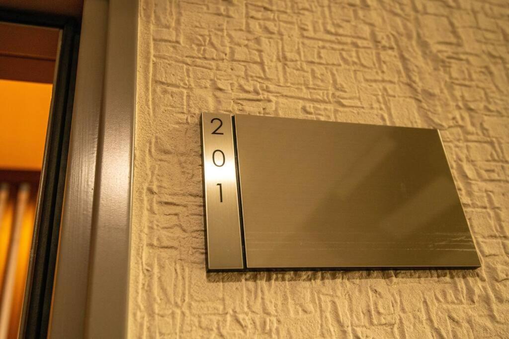 Apartment 浅草禅心居201室 浅草駅徒歩15分 2024年4月ニューオープン 43平米丸貸し切り ダブルベット2台と畳敷き布団2組 家庭式用品設備完備 *