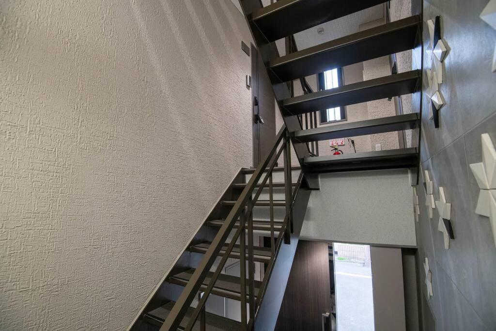 Apartment 浅草禅心居201室 浅草駅徒歩15分 2024年4月ニューオープン 43平米丸貸し切り ダブルベット2台と畳敷き布団2組 家庭式用品設備完備 *