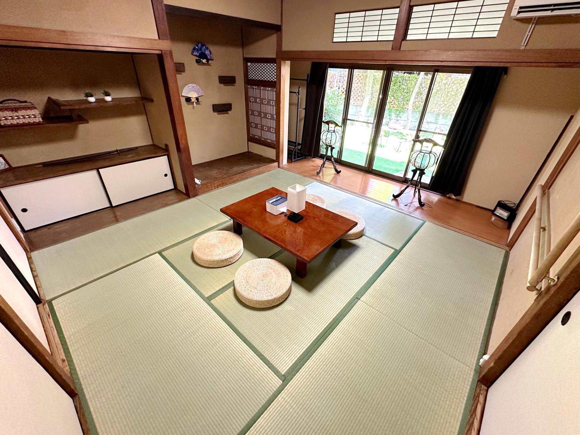 Family Or Business Travel 20 Percent Off丨200 Sqm 丨 14 Min To Shinjuku 丨century-old Japanese Garden 丨3 Parking Spaces丨4 Bedrooms *