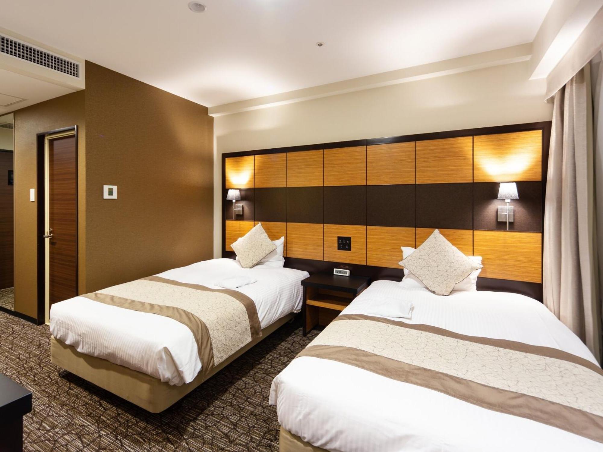 Wing International Premium Yotsuya Hotel 3*