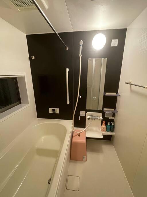 Holiday home Tommy's House 東京都内では貴重な無料駐車場付で大地震でも安心の新しい家 Tokyo