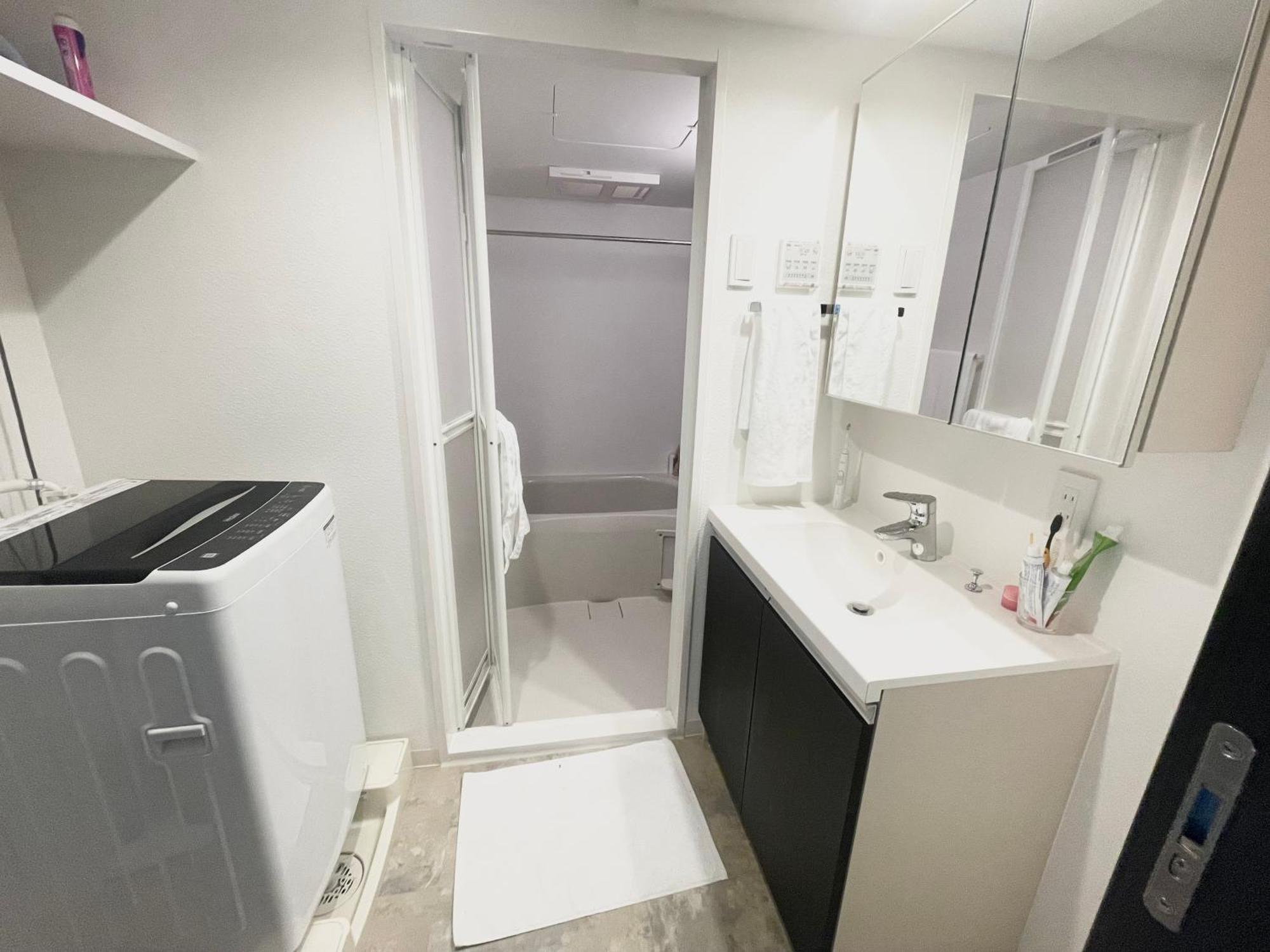 Tokyo One Bedroom Condo With Separate Office