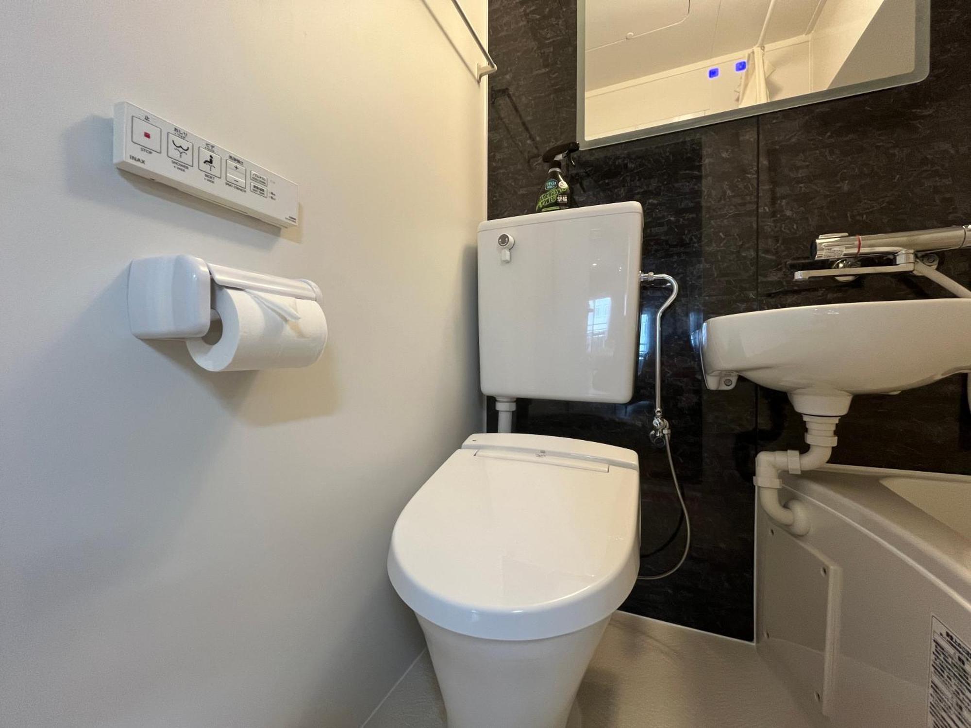Apartment 新宿 シングルルーム 複数ベッド、キッチン、ダイニングテーブル完備、短期、中期滞在に最適。