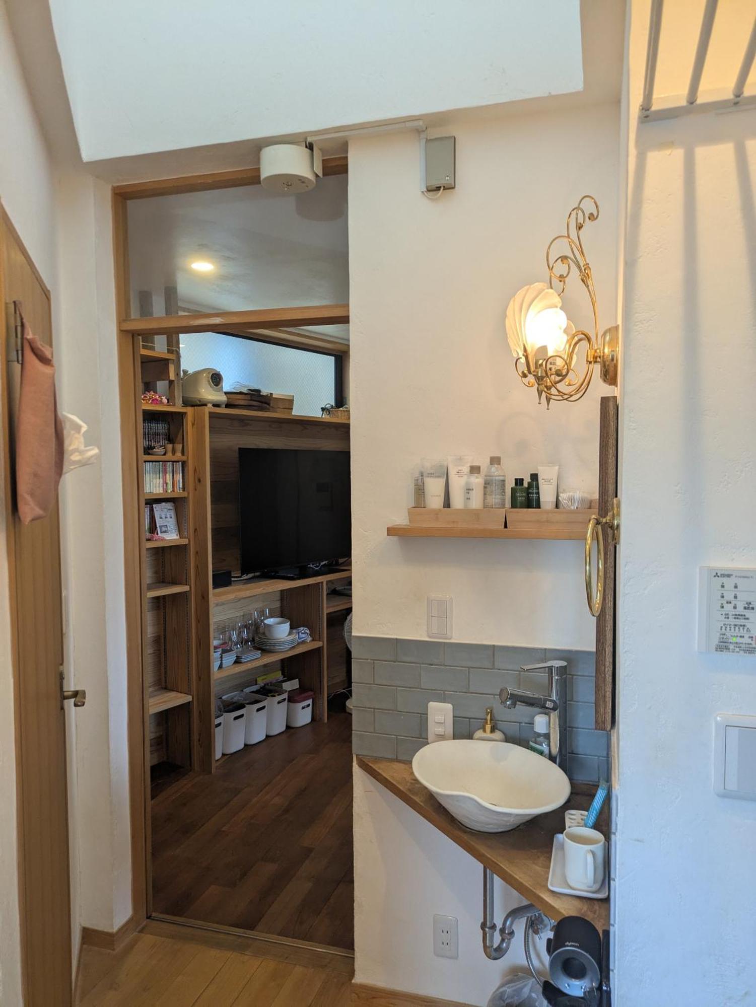 Apartment 木と漆喰のモダンな部屋