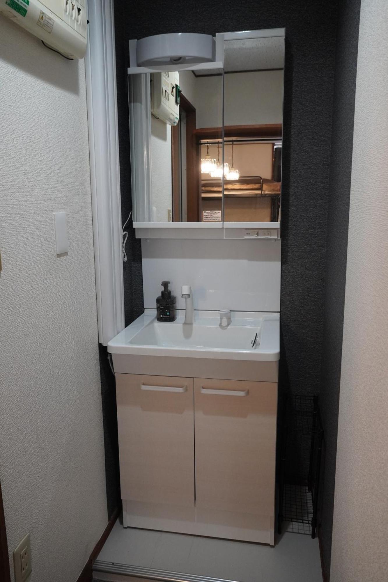 Apartment 駅から徒歩4分/ビル3階全体/広い部屋/広い屋上/和室/レインボーブリッジ/お台場 *