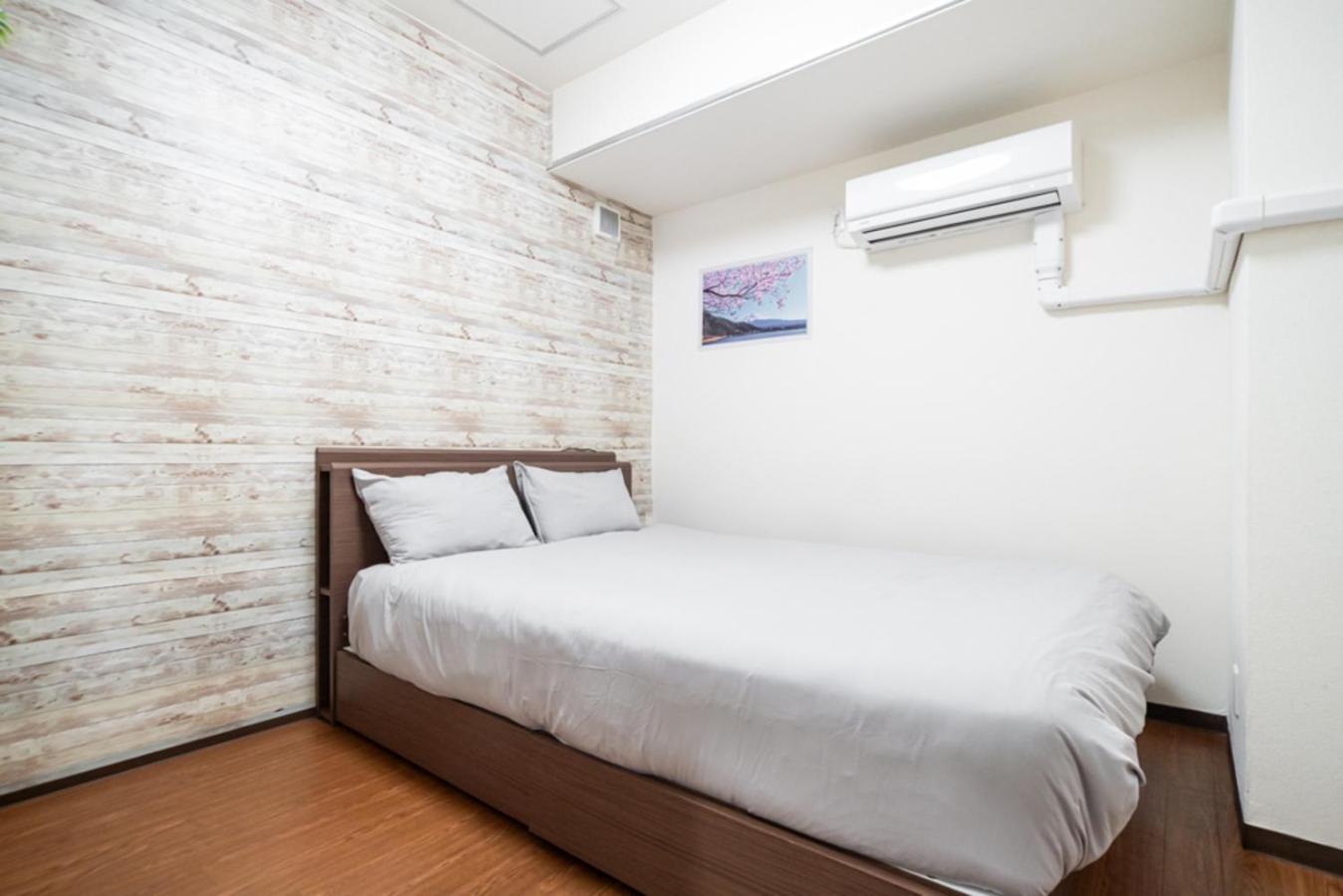 East Shinjuku Triplex: 3-bedroom With Shared Shower * Tokyo