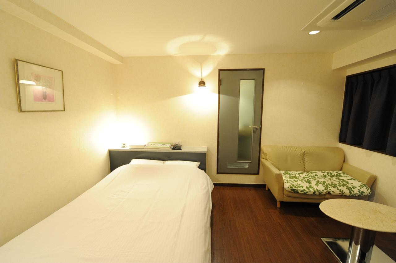 Hotel L *