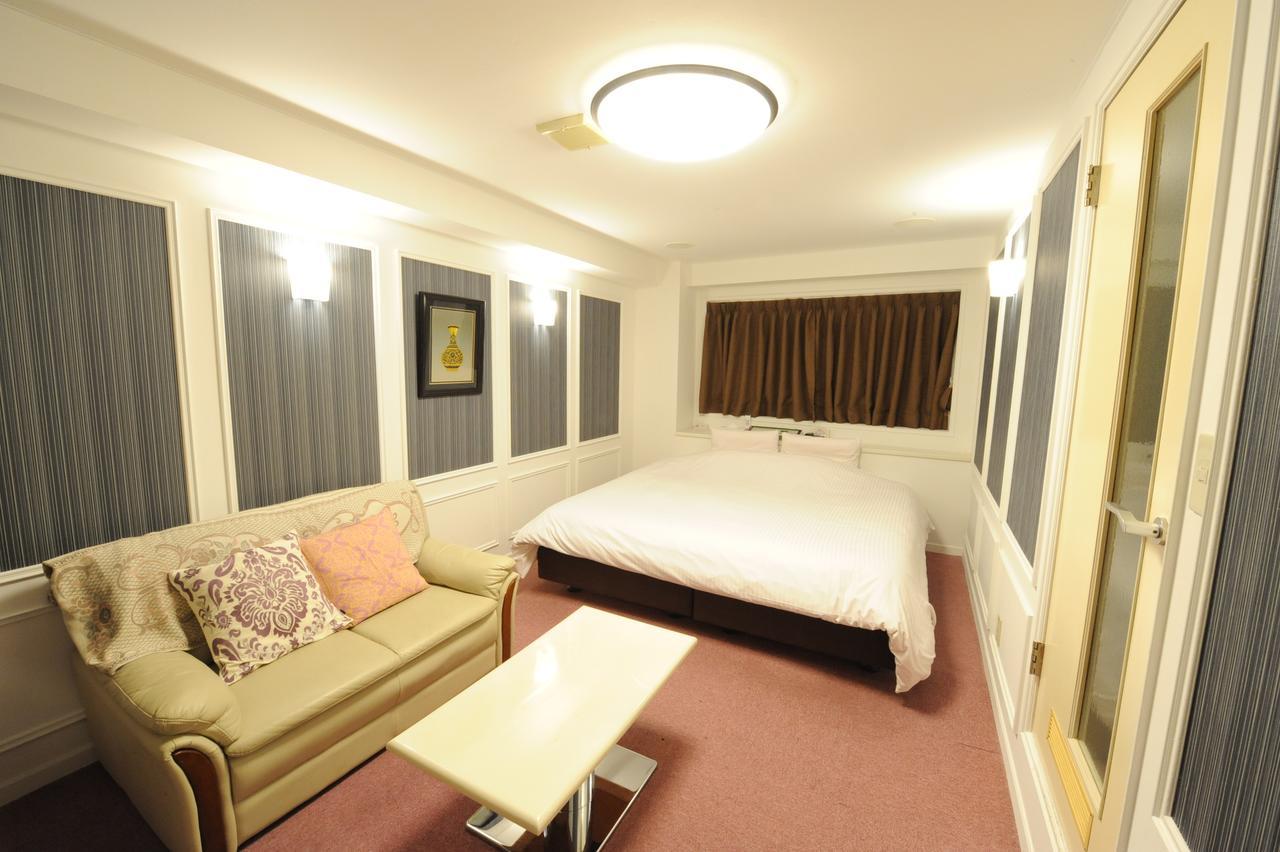 Hotel L *