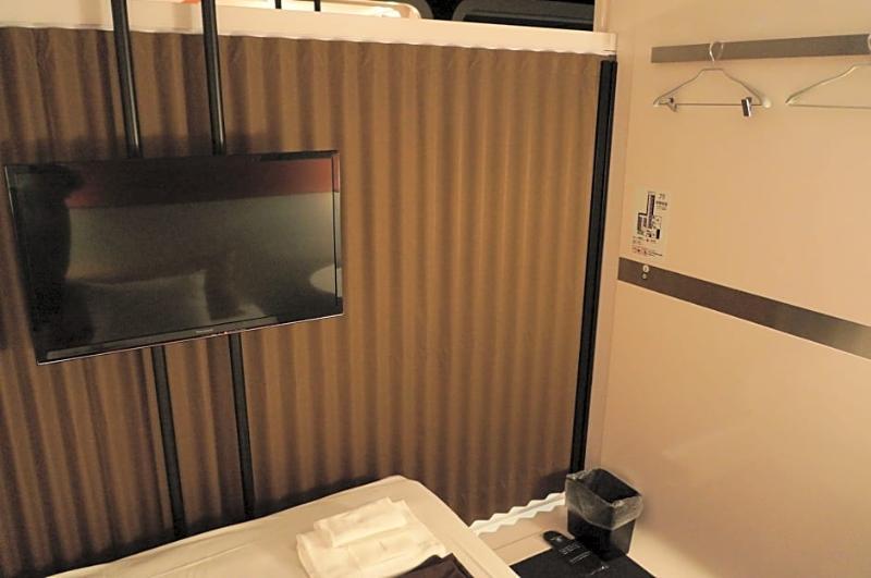First Tsukiji Capsule hotel 2*