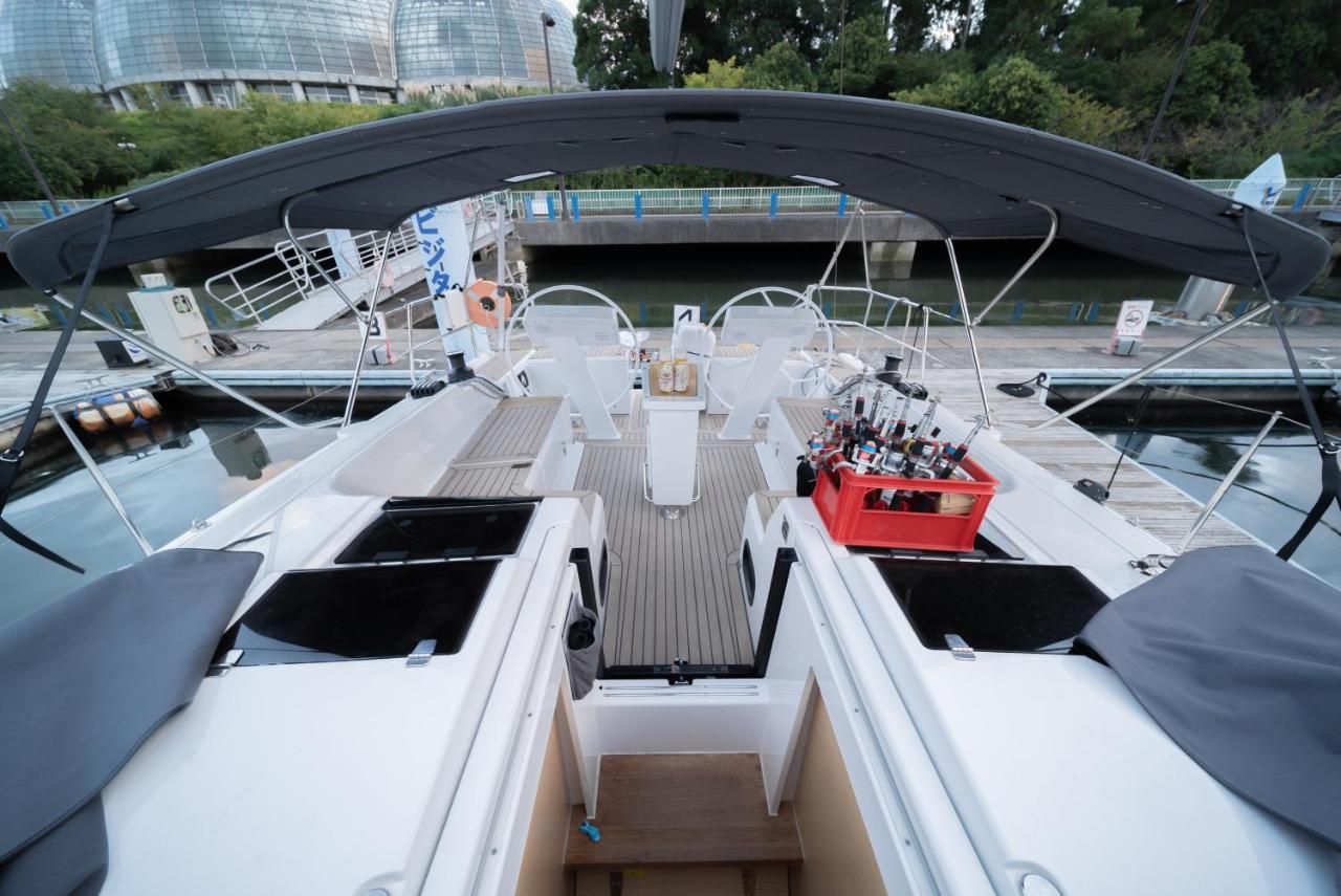 Sea Breeze With Luxury Yacht On Bay Botel *