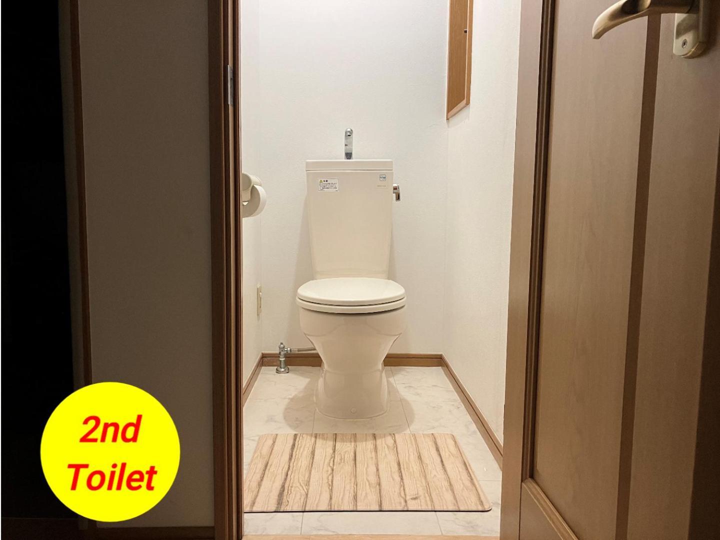 Entire Beside Asakusa, Ueno, Akihabara And Skytree Tower Between 3 Train Stations And Contains 3 Bedrooms, 2 Bathrooms And 2 Toilets For 14 Guests Villa