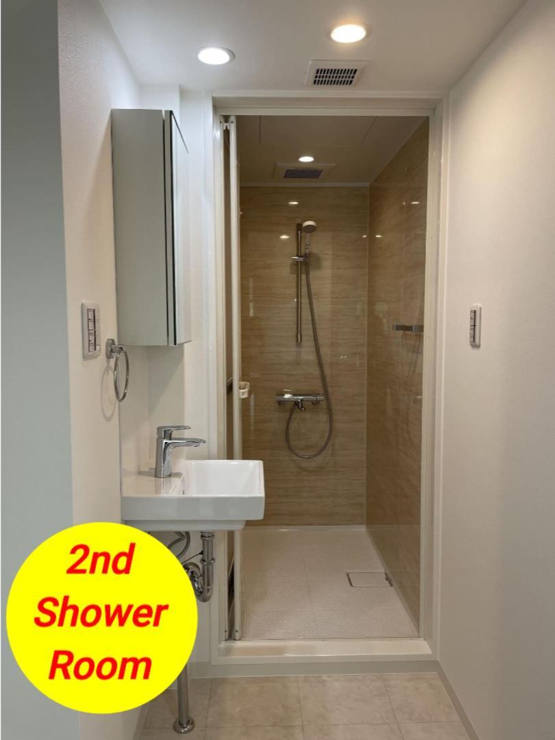 Villa Entire Beside Asakusa, Ueno, Akihabara And Skytree Tower Between 3 Train Stations And Contains 3 Bedrooms, 2 Bathrooms And 2 Toilets For 14 Guests