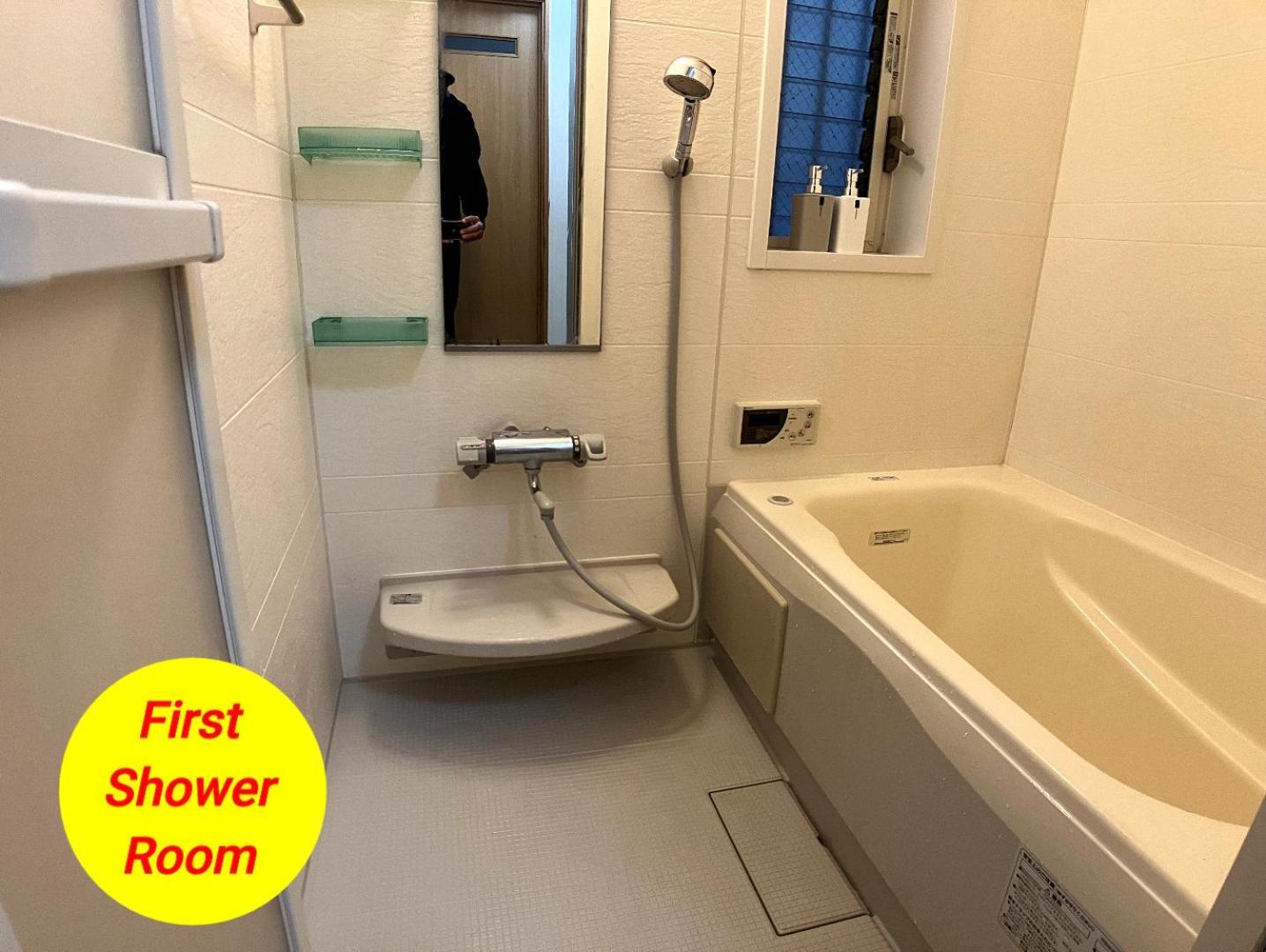 Entire Beside Asakusa, Ueno, Akihabara And Skytree Tower Between 3 Train Stations And Contains 3 Bedrooms, 2 Bathrooms And 2 Toilets For 14 Guests Villa *