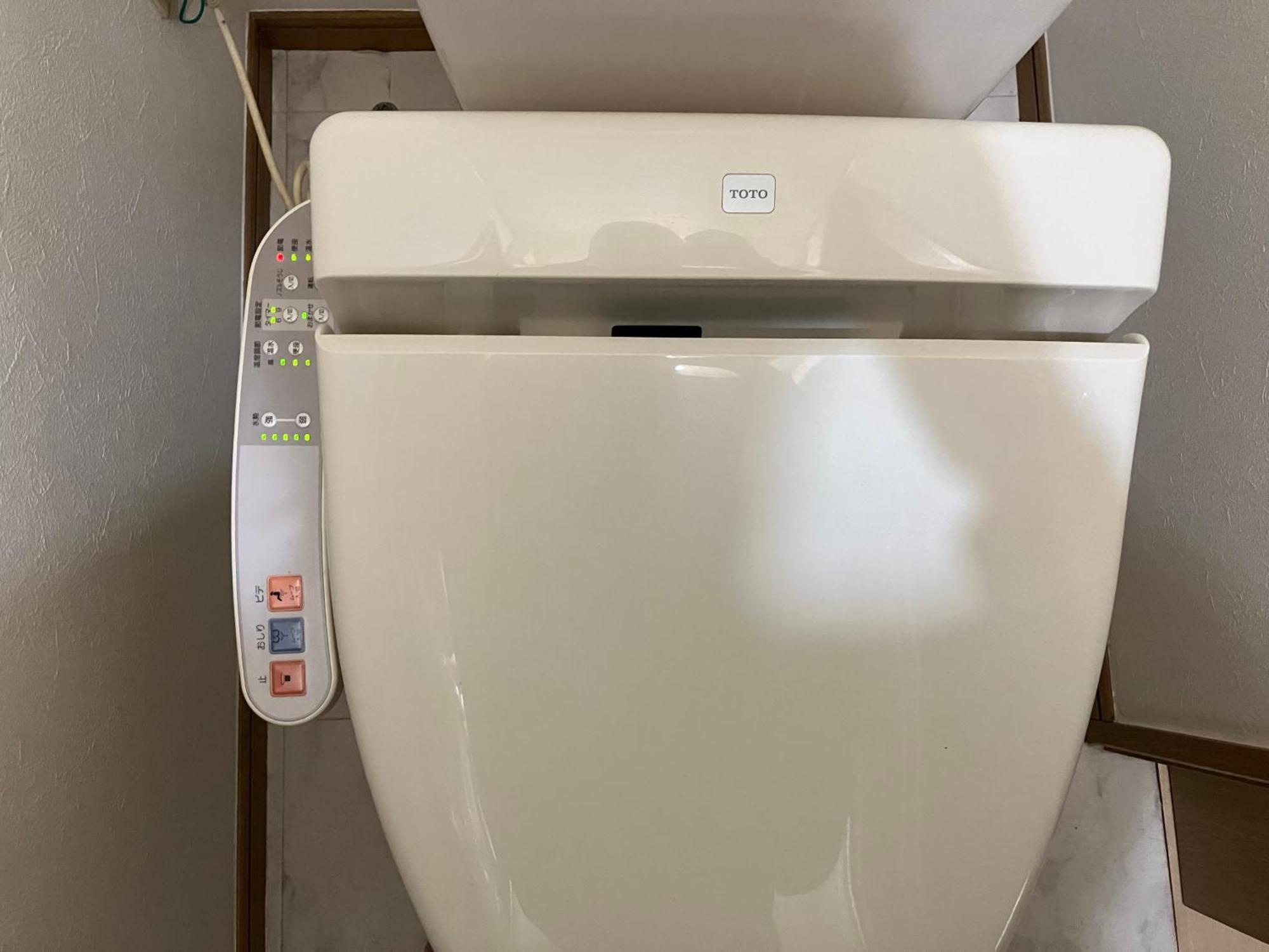 Entire Beside Asakusa, Ueno, Akihabara And Skytree Tower Between 3 Train Stations And Contains 3 Bedrooms, 2 Bathrooms And 2 Toilets For 14 Guests *