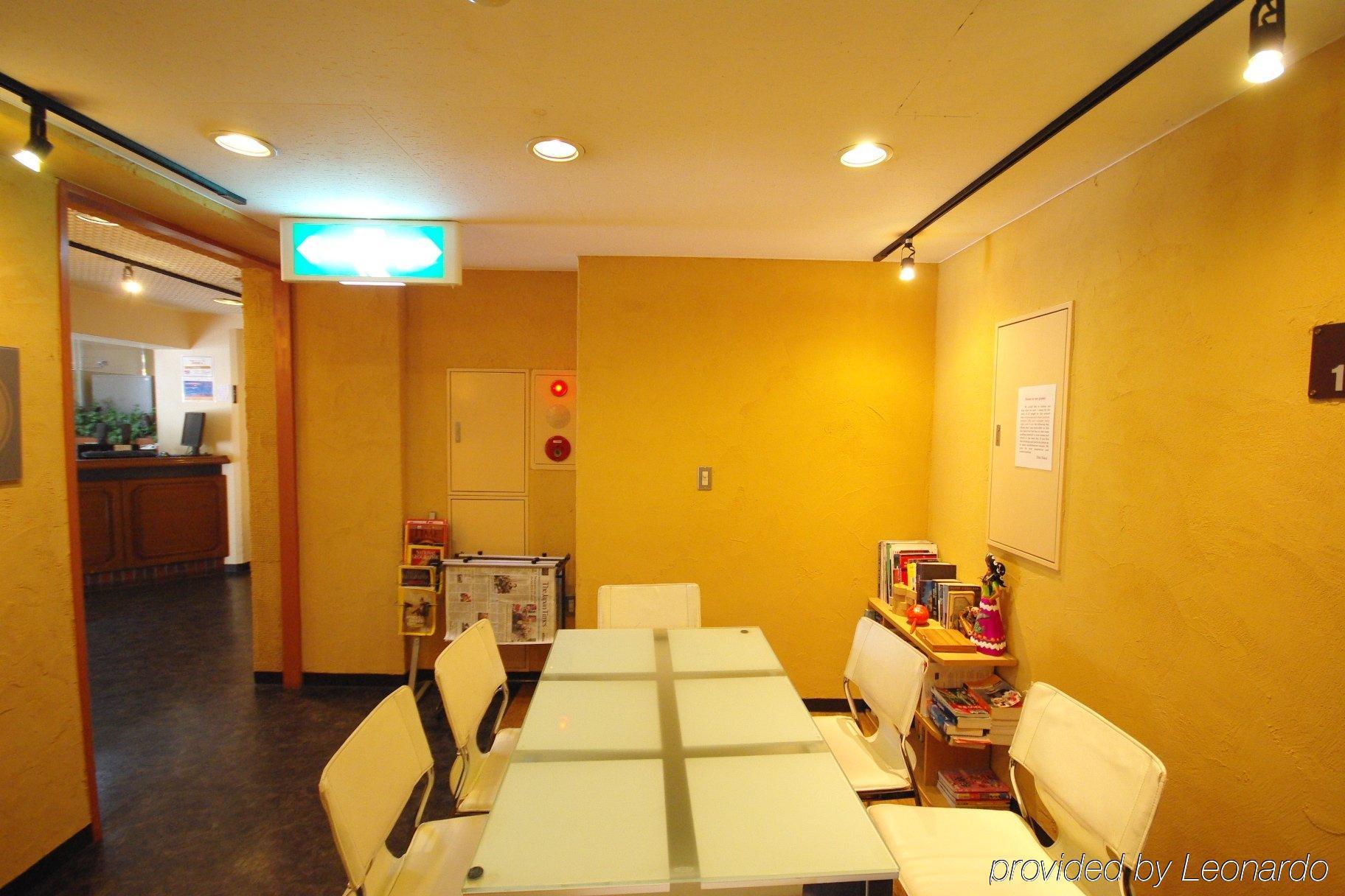 Oak Hotel *
