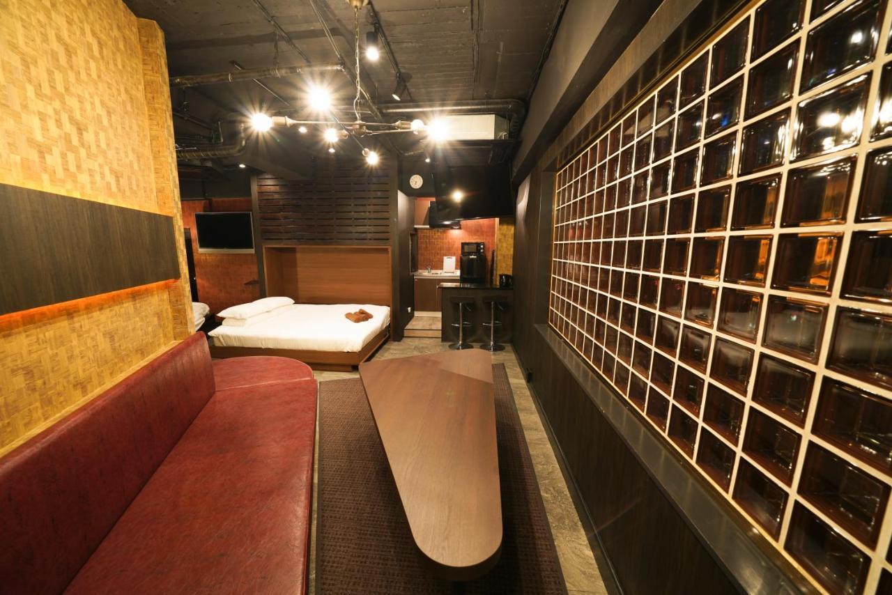 Lee Tokyo