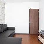 3ベッドルームとリビング 4部屋全て個室 混まない2つのシャワールームとトイレ 東新宿駅2分8名