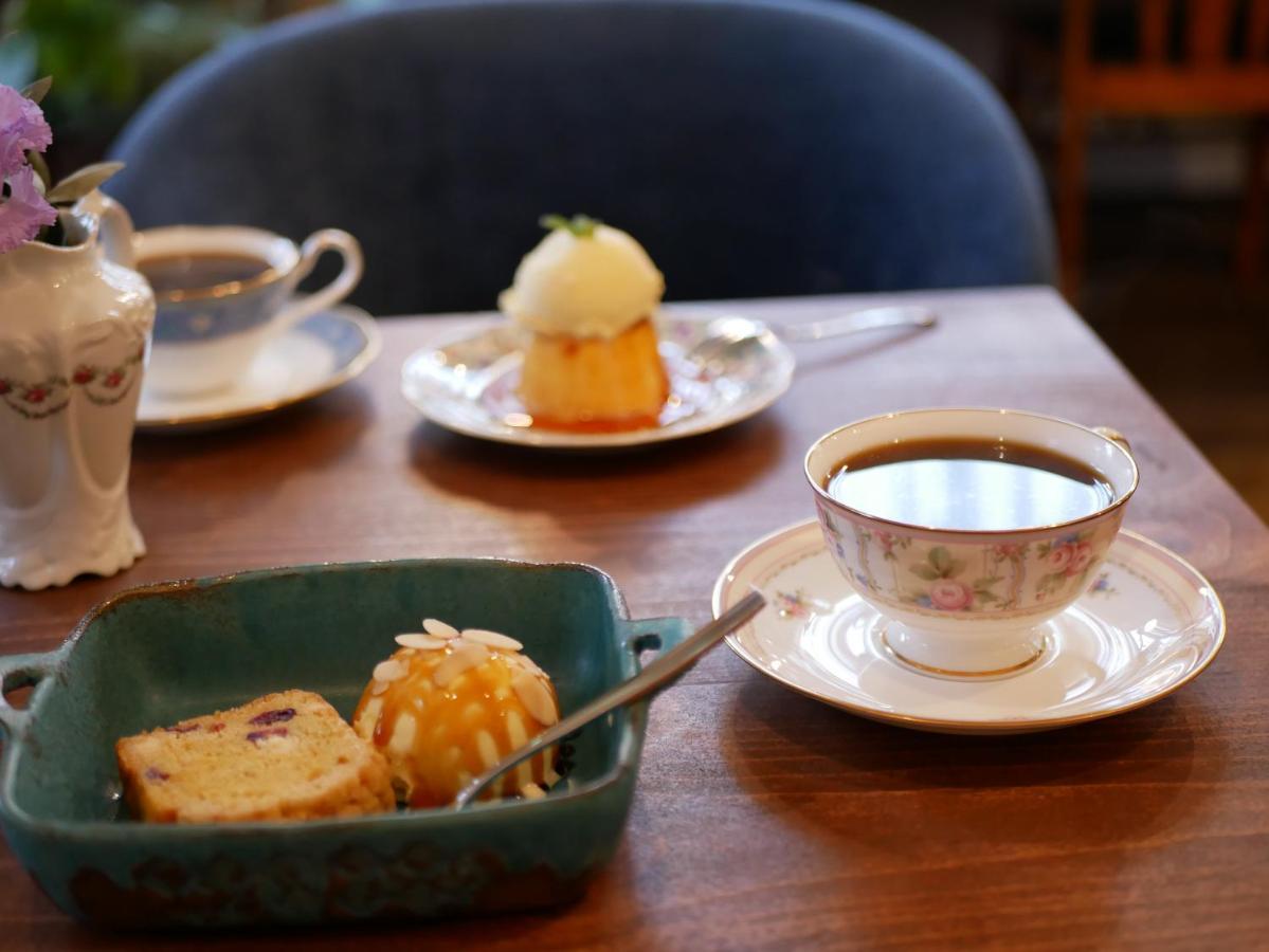 7 & Cafe 2*
