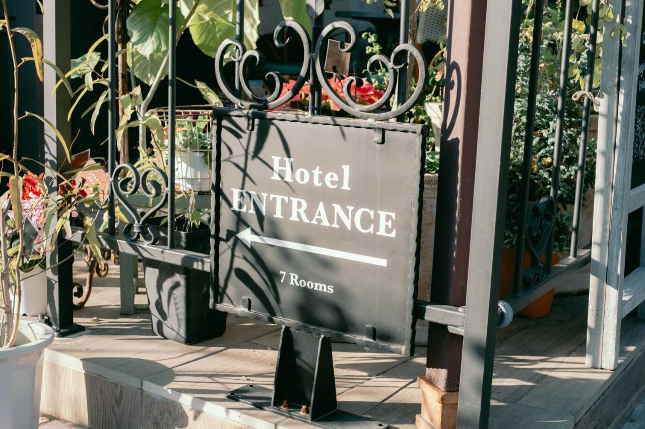 Hotel 7 & Cafe