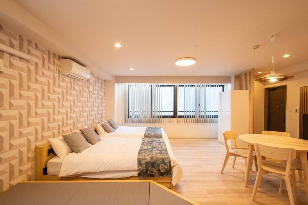 Apartment 浅草禅心居202室 浅草駅徒歩15分 2024年4月ニューオープン 43平米丸貸し切り ダブルベット2台と畳敷き布団2組 家庭式用品設備完備 *